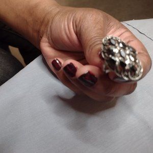 Ring - Black agagate gems set in a silvertone ban